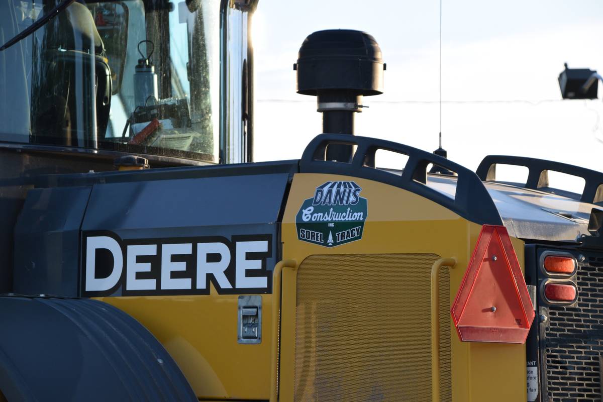 Logo Danis Construction sur un chargeur John Deere