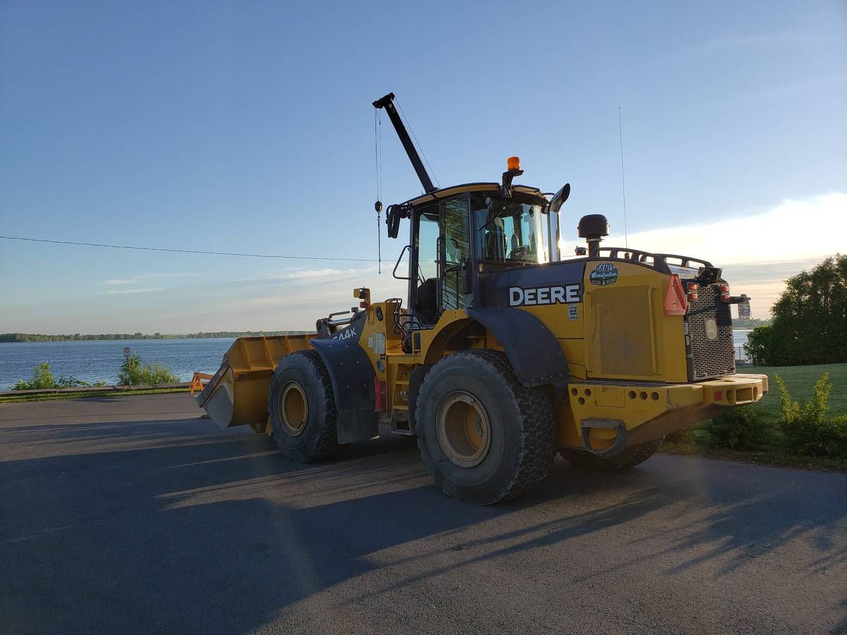 Chargeur John Deere de Danis au bord du fleuve