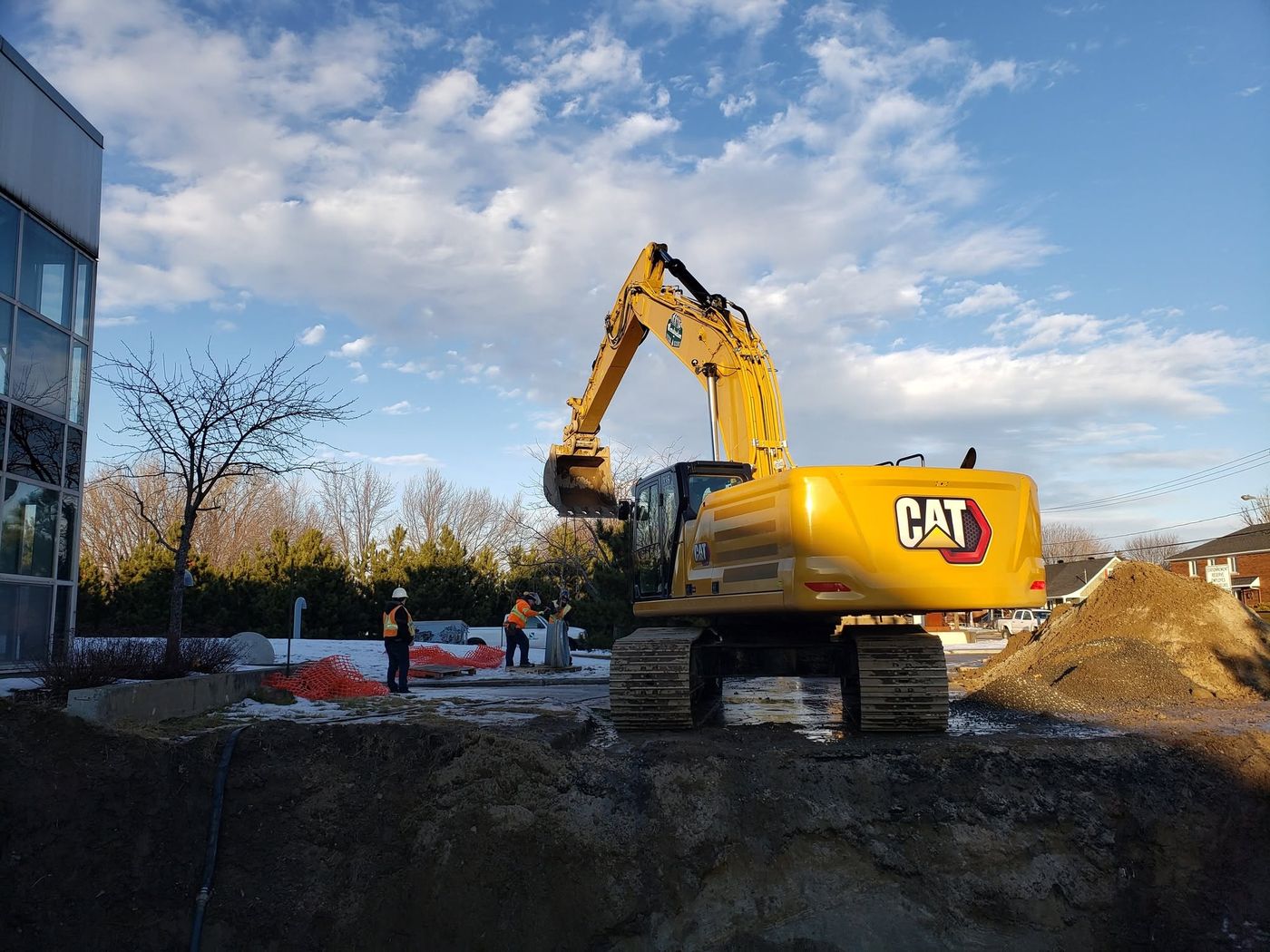 Pelle et ouvriers sur un chantier en ville
